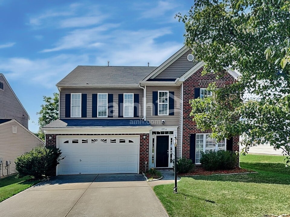 123 Elrosa Rd in Mooresville, NC - Building Photo