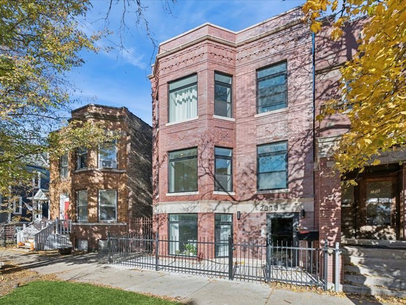 2818 W Fletcher St in Chicago, IL - Building Photo