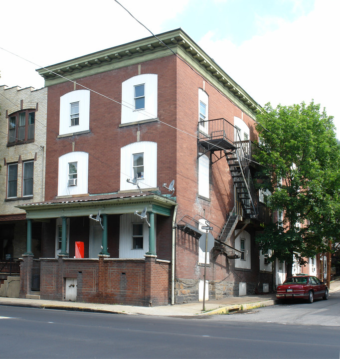 225 E Sunbury St in Shamokin, PA - Foto de edificio