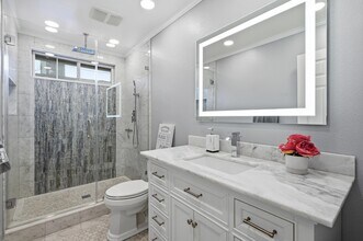 19833 Blythe St in Winnetka, CA - Foto de edificio - Building Photo