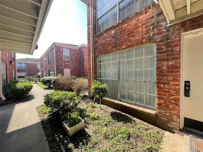 9201 Clarewood Dr in Houston, TX - Foto de edificio - Building Photo