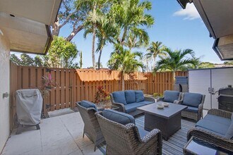 112 Ocean Cove Dr in Jupiter, FL - Foto de edificio - Building Photo