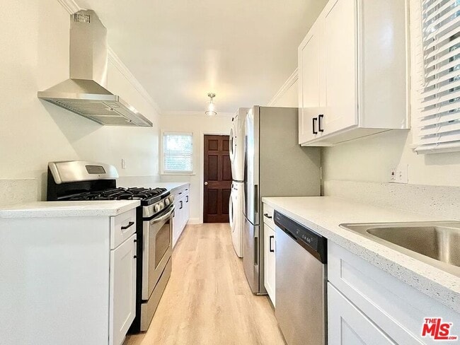 5744 La Mirada Ave in Los Angeles, CA - Building Photo - Building Photo