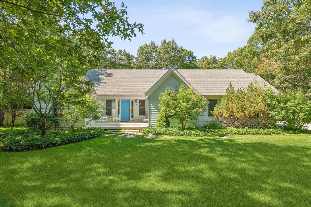 14 Hildreth Rd in Hampton Bays, NY - Building Photo