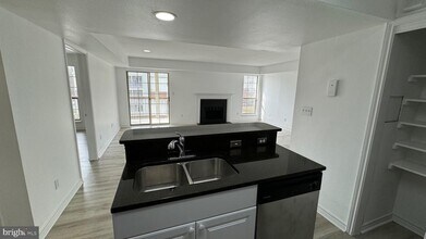 12151 Penderview Ln in Fairfax, VA - Foto de edificio - Building Photo