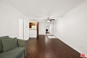5535 Canoga Ave in Los Angeles, CA - Building Photo - Building Photo