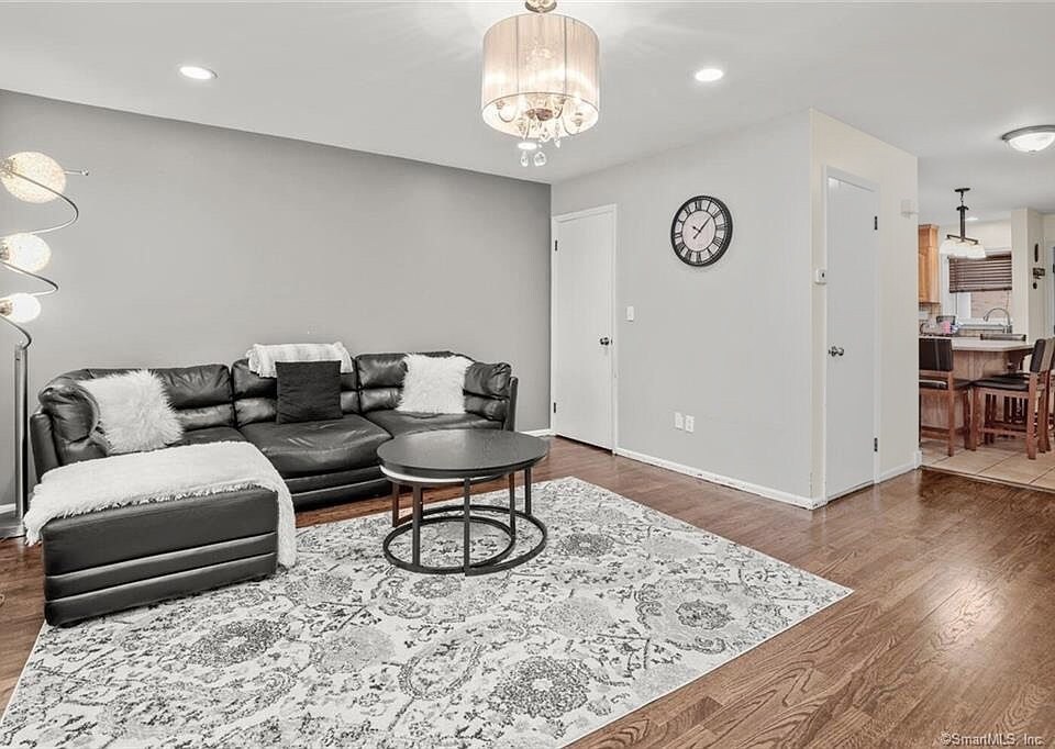 133 Seemans Ln in Milford, CT - Building Photo