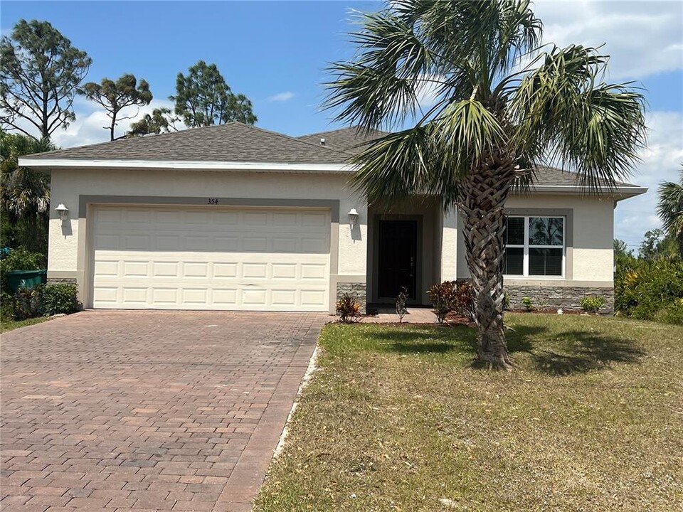 354 Albatross Rd in Rotonda West, FL - Foto de edificio