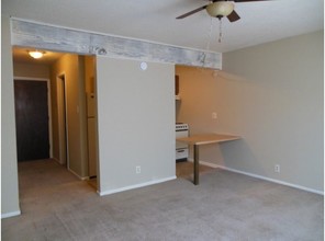 Library Park Apartments in Topeka, KS - Building Photo - Interior Photo