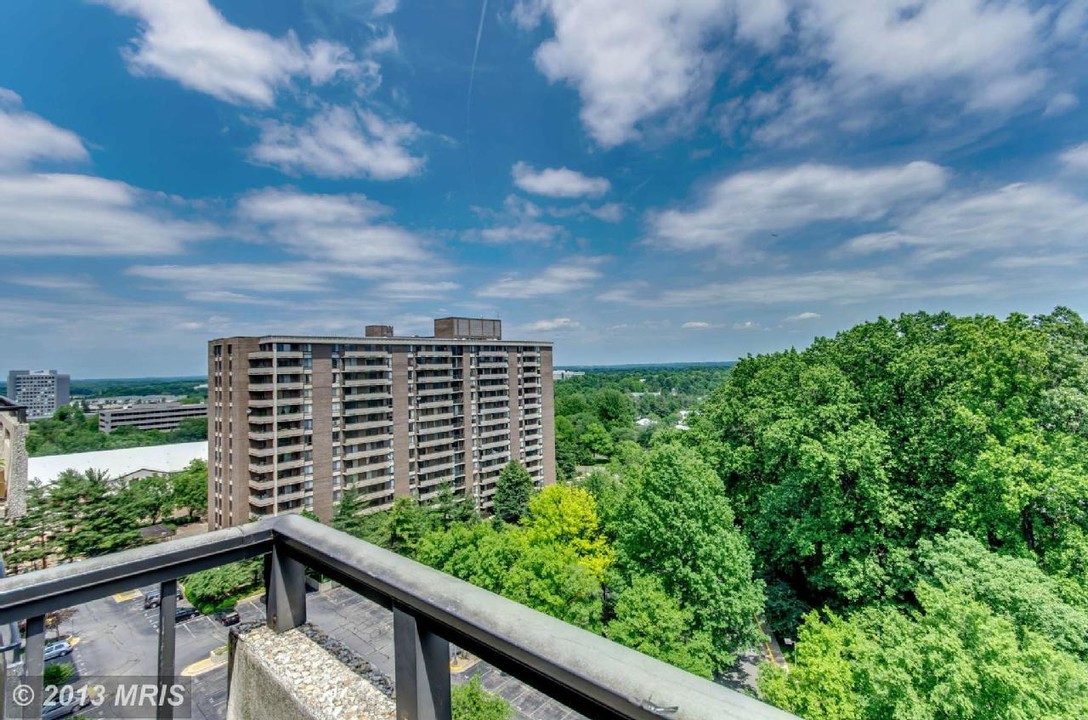 1808 Old Meadow Rd in McLean, VA - Building Photo