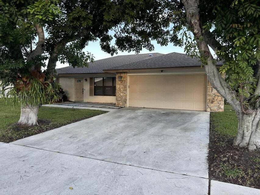 10714 Ranchipur St in Boynton Beach, FL - Foto de edificio