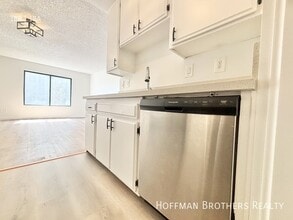 11817 Victory Blvd, Unit 107 in Los Angeles, CA - Foto de edificio - Building Photo