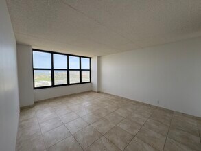 2500 Parkview Dr, Unit 1909 in Hallandale Beach, FL - Building Photo - Building Photo