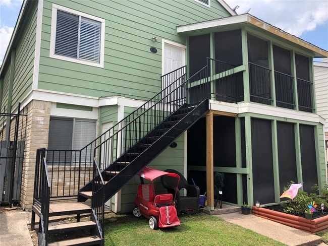 714 Memorial Mews St photo'