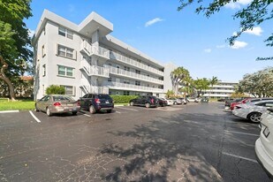 113 Royal Pk Dr, Unit 2C in Oakland Park, FL - Building Photo
