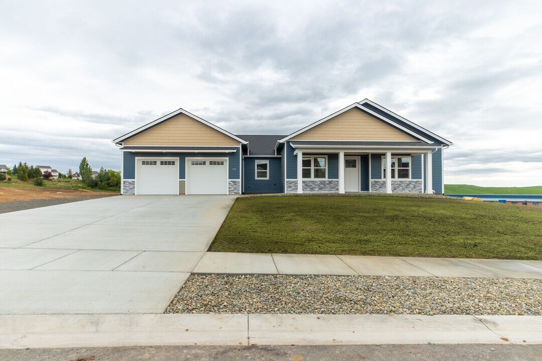 2115 NW Canyon View Dr in Pullman, WA - Building Photo