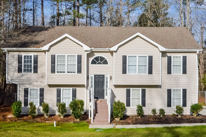 150 Lakeside Dr in Covington, GA - Foto de edificio