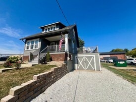 1003 E Samuel Ave in Peoria Heights, IL - Building Photo