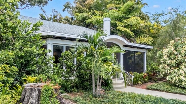 325 16th Ave NE in St. Petersburg, FL - Building Photo - Building Photo