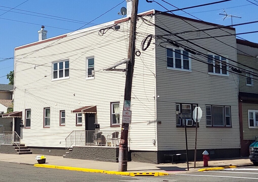 92 E 21st St in Bayonne, NJ - Building Photo