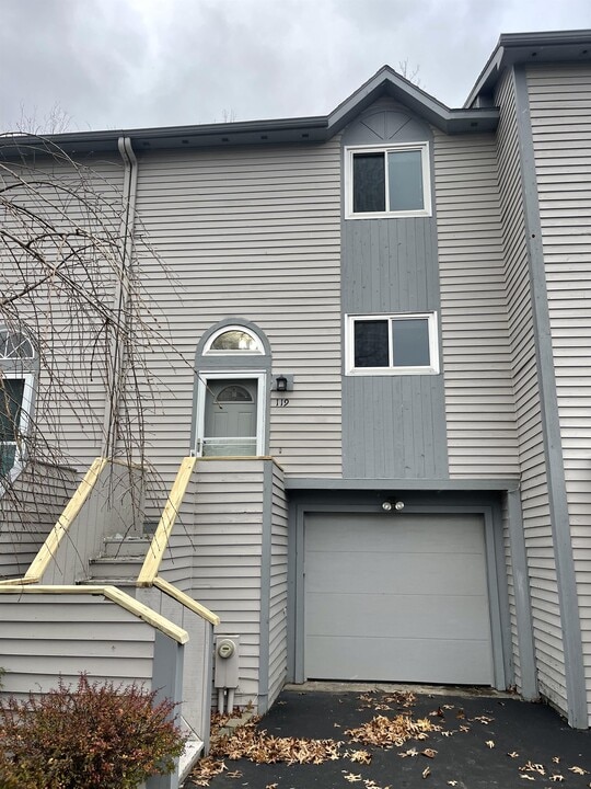 119 Iron Oaks Cir in Liverpool, NY - Building Photo