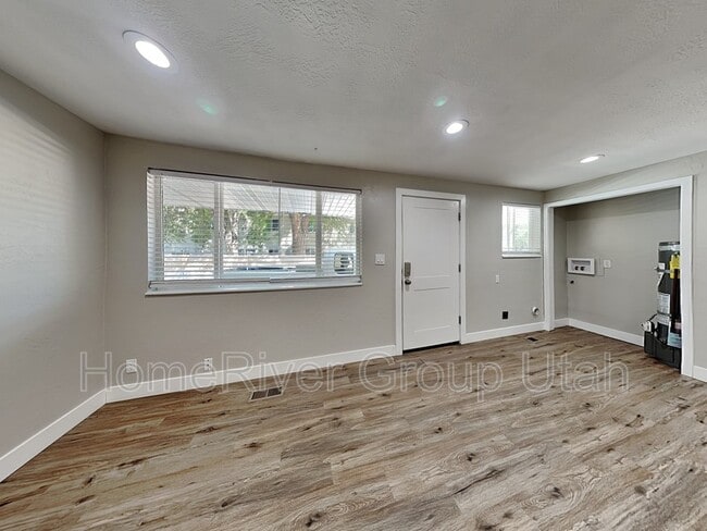 548 N Redwood Rd in Salt Lake City, UT - Building Photo - Building Photo