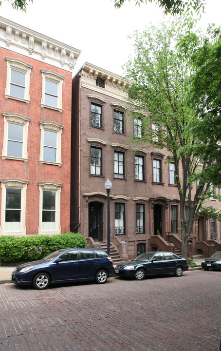 18 E Mt Vernon Pl in Baltimore, MD - Building Photo