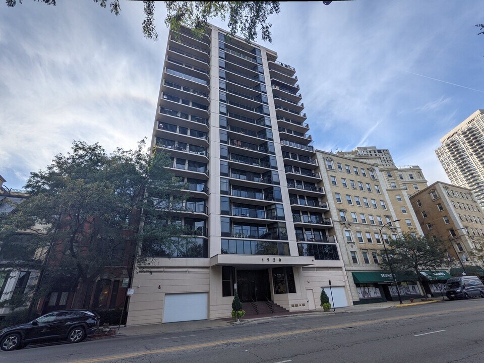 1920 N Clark St in Chicago, IL - Building Photo