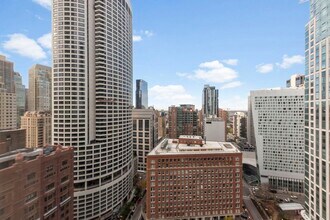 111 E Chestnut St in Chicago, IL - Building Photo - Building Photo