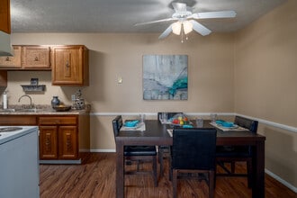 Deer Creek Apartments in Austintown, OH - Building Photo - Interior Photo
