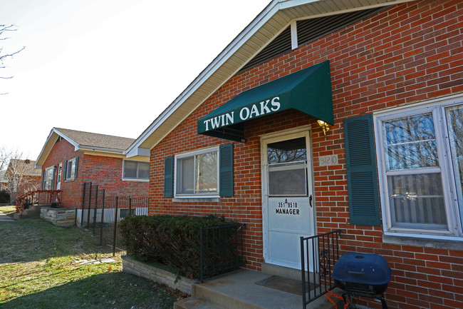 Twin Oaks Apartments in St. Louis, MO - Building Photo - Building Photo