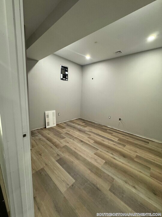 230 Silver St in Boston, MA - Building Photo