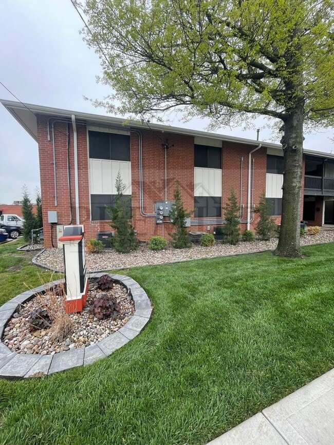 6055 Barton Ave in Shawnee, KS - Building Photo - Building Photo