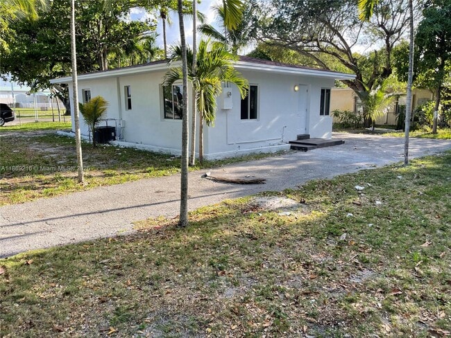 771 NE 137th St in North Miami, FL - Foto de edificio - Building Photo