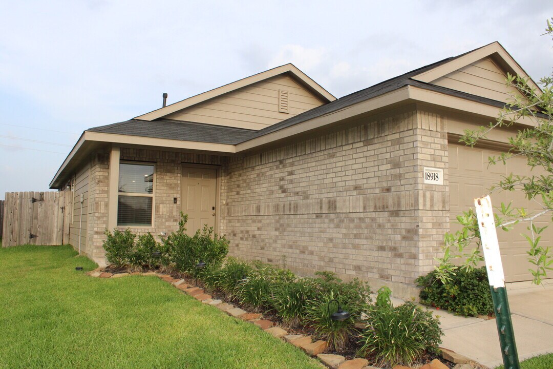 18918 Western Falls Ct in Hockley, TX - Building Photo
