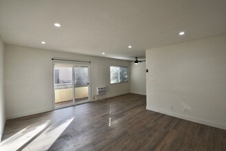 6115 Whitsett Ave, Unit 208 in Los Angeles, CA - Building Photo - Building Photo