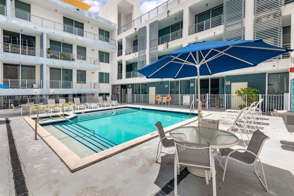 3339 Virginia St, Unit 205 in Miami, FL - Foto de edificio