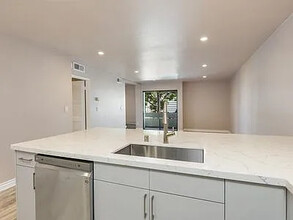 740 N Kings Rd, Unit 123 in Los Angeles, CA - Building Photo - Building Photo