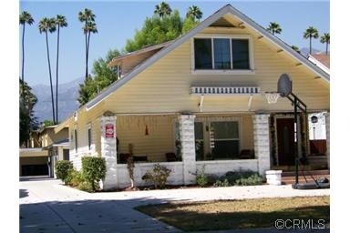 693-695 Santa Barbara St in Pasadena, CA - Building Photo