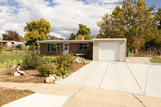 1316 Kent Cir in Layton, UT - Building Photo - Building Photo