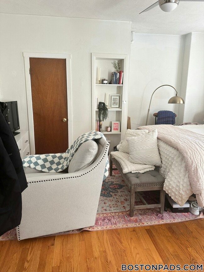 108 Myrtle St, Unit 6 in Boston, MA - Building Photo - Building Photo