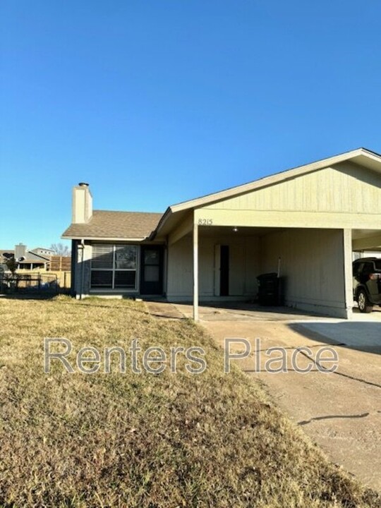 8215 N 117th E Ave in Owasso, OK - Foto de edificio