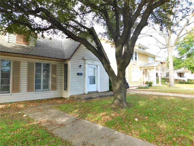 1611 N Locust St in Denton, TX - Building Photo