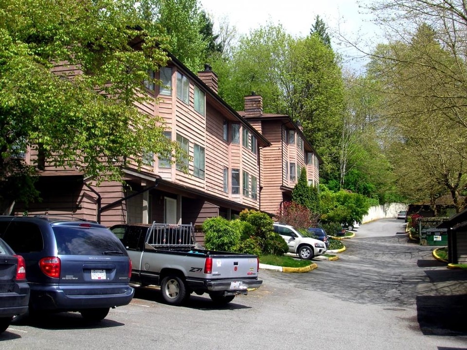 Crescentview Townhomes in Coquitlam, BC - Building Photo