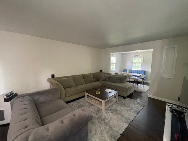 1065 Sayre Rd in Union, NJ - Foto de edificio - Building Photo