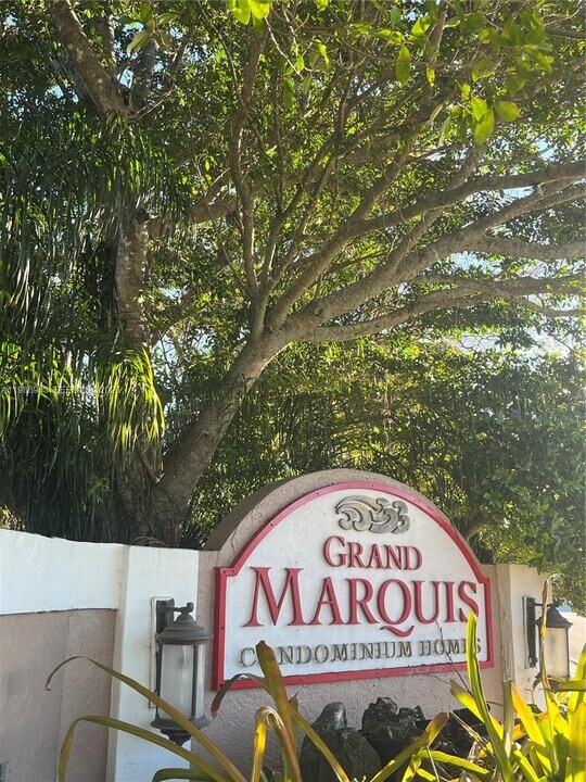 10121 W Sunrise Blvd in Plantation, FL - Building Photo