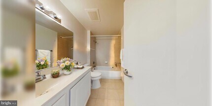 355 I St SW, Unit S626 in Washington, DC - Foto de edificio - Building Photo