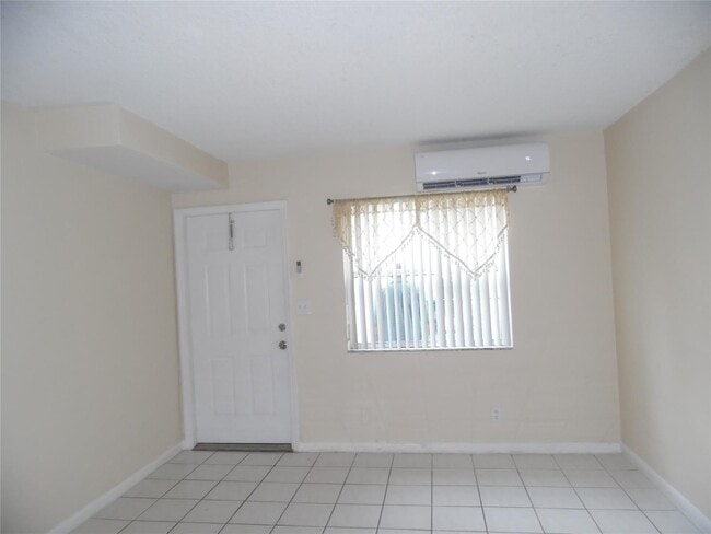 7341 NW 37th St, Unit 2 in Hollywood, FL - Building Photo - Building Photo
