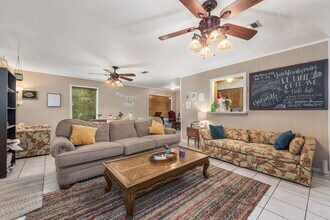 August 2026 Pre-Lease! Beautiful 3 Bed, 2 Bath House with Covered Patio! in College Station, TX - Building Photo - Building Photo