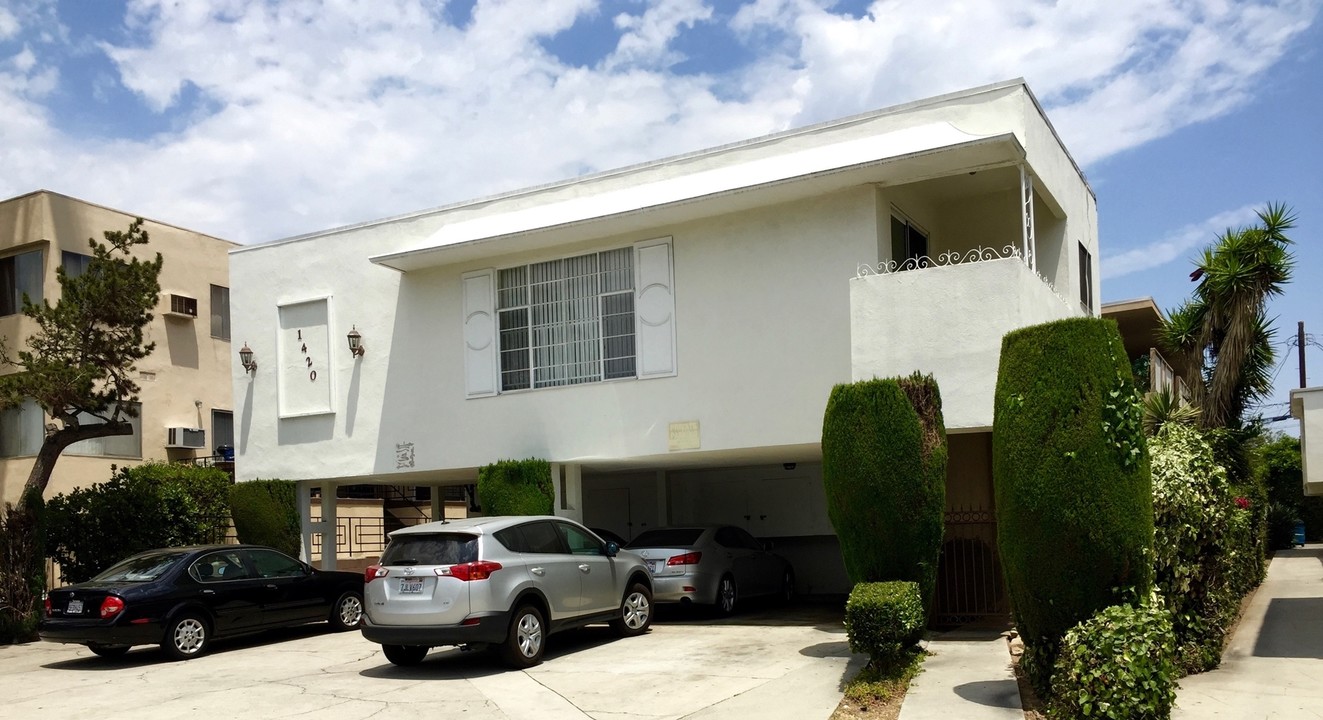 1420 S Orange Grove Ave in Los Angeles, CA - Building Photo